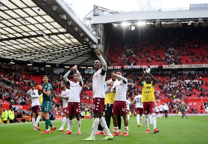 MANCHESTER, ENGLAND - SEPTEMBER 25: The Aston Villa squad celebrate towards the fans following the Premier League match between Manchester United and Aston Villa at Old Trafford on September 25, 2021 in Manchester, England. (Photo by Laurence Griffiths/Getty Images)