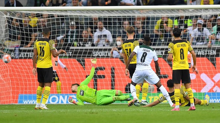 MOENCHENGLADBACH, GERMANY - SEPTEMBER 25: Denis Zakaria of Borussia Moenchengladbach scores their teams first goal during the Bundesliga match between Borussia Mönchengladbach and Borussia Dortmund at Borussia-Park on September 25, 2021 in Moenchengladbach, Germany. (Photo by Frederic Scheidemann/Getty Images)