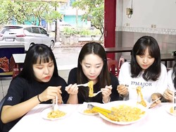 Cicip Mie Celor, 4 Cewek Korea Ini Sebut Mirip Tampilannya Mirip Rose Pasta