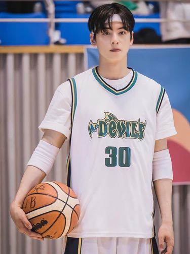 Aktor Cha Eun Woo dengan seragam basket dalam drama True Beauty