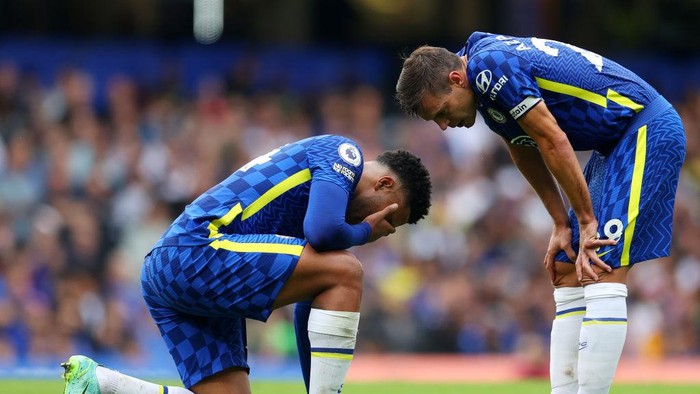 LONDON, ENGLAND - SEPTEMBER 25: Cesar Azpilicueta of Chelsea interacts with Reece James of Chelsea who is down injured  during the Premier League match between Chelsea and Manchester City at Stamford Bridge on September 25, 2021 in London, England. (Photo by Catherine Ivill/Getty Images)
