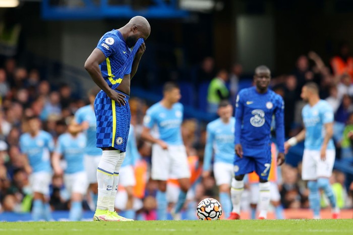 LONDON, ENGLAND - SEPTEMBER 25: Romelu Lukaku of Chelsea looks dejected after his team concede their first goal during the Premier League match between Chelsea and Manchester City at Stamford Bridge on September 25, 2021 in London, England. (Photo by Catherine Ivill/Getty Images)