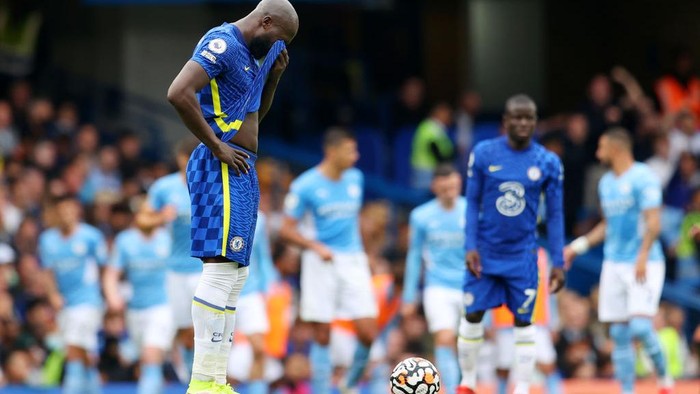 LONDON, ENGLAND - SEPTEMBER 25: Romelu Lukaku of Chelsea looks dejected after his team concede their first goal during the Premier League match between Chelsea and Manchester City at Stamford Bridge on September 25, 2021 in London, England. (Photo by Catherine Ivill/Getty Images)
