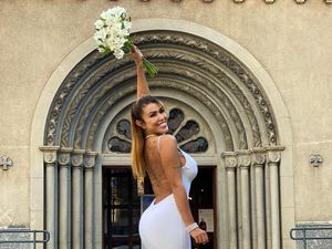 Model Seksi yang Nikahi Diri Sendiri Dilamar Syekh Arab dengan Mahar Rp 7 M