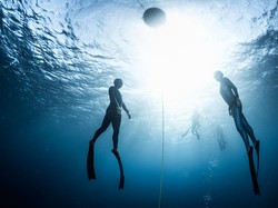 Sedang Bersih-bersih Sampah Bawah Laut, eh Nemu Koin Emas Romawi!