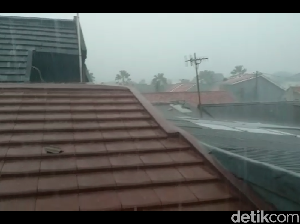 Depok Dilanda Hujan Lebat Disertai Angin Kencang-Butiran Es Depok Dilanda Hujan Lebat Disertai Angin Kencang-Butiran Es
