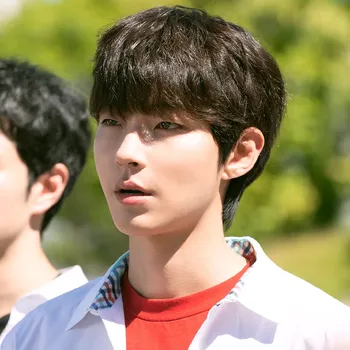 Aktor Hwang In Yeop dengan seragam sekolah di drama 18 Again