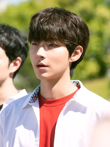 Aktor Hwang In Yeop dengan seragam sekolah di drama 18 Again