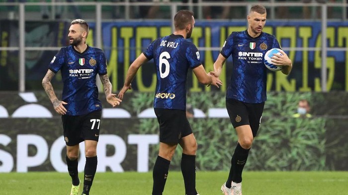 MILAN, ITALY - SEPTEMBER 25: Edin Dzeko (R) of FC Internazionale celebrates after scoring the second goal of his team with  team-mates Stefan De Vrij (C) and Marcelo Brozovic (L) during the Serie A match between FC Internazionale and Atalanta BC at Stadio Giuseppe Meazza on September 25, 2021 in Milan, Italy. (Photo by Marco Luzzani/Getty Images)