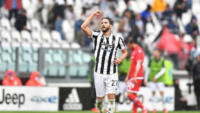 TURIN, ITALY - SEPTEMBER 26: Manuel Locatelli of Juventus celebrates a goal during the Serie A match between Juventus and UC Sampdoria at Allianz Stadium on September 26, 2021 in Turin, Italy. (Photo by Valerio Pennicino/Getty Images)