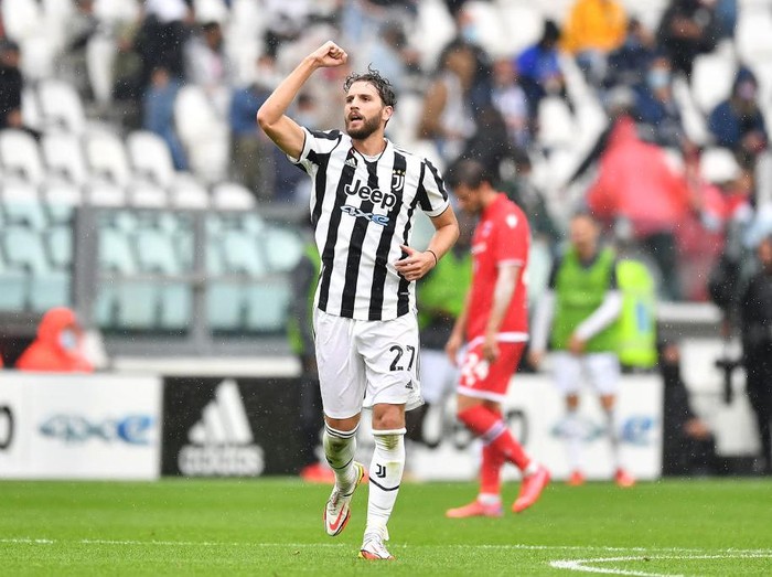 TURIN, ITALY - SEPTEMBER 26:  Manuel Locatelli of Juventus celebrates a goal during the Serie A match between Juventus and UC Sampdoria at Allianz Stadium on September 26, 2021 in Turin, Italy.  (Photo by Valerio Pennicino/Getty Images)