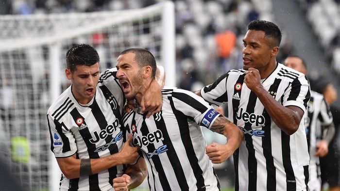 TURIN, ITALY - SEPTEMBER 26:  Leonardo Bonucci (C) of Juventus celebrates a goal with team mates Alvaro Morata (L) and Alex Sandro during the Serie A match between Juventus and UC Sampdoria at Allianz Stadium on September 26, 2021 in Turin, Italy.  (Photo by Valerio Pennicino/Getty Images)