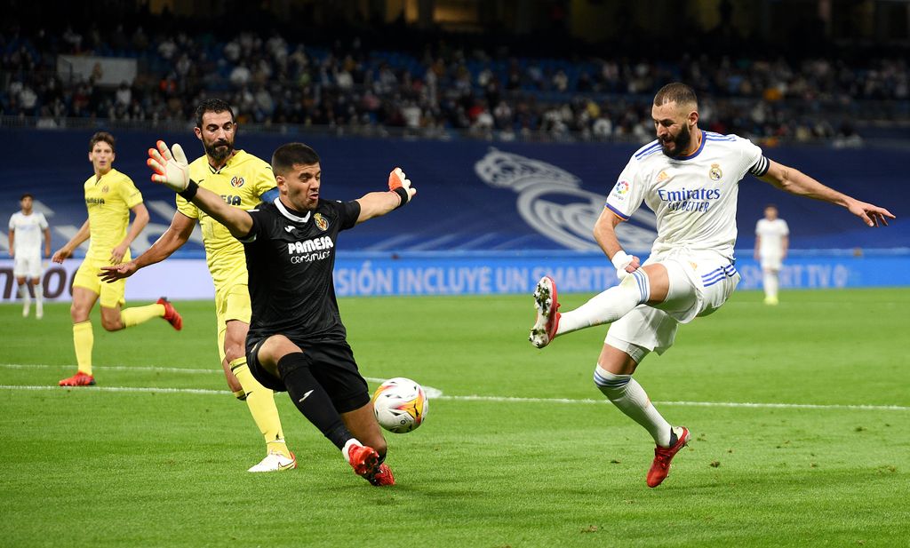 MADRID, SPAIN - SEPTEMBER 25: Karim Benzema of Real Madrid shoots during the La Liga Santander match between Real Madrid CF and Villarreal CF at Estadio Santiago Bernabeu on September 25, 2021 in Madrid, Spain. (Photo by Denis Doyle/Getty Images)