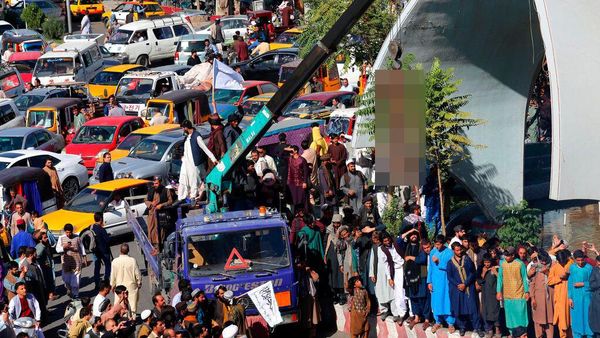 Mayat Penculik yang Digantung Taliban Jadi Tontonan di Afghanistan