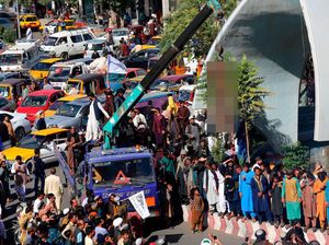 Mayat Penculik yang Digantung Taliban Jadi Tontonan di Afghanistan Mayat Penculik yang Digantung Taliban Jadi Tontonan di Afghanistan