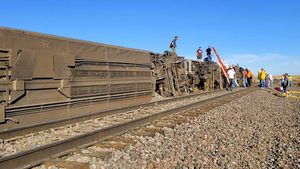 Momen Evakuasi Penumpang Kereta Amtrak yang Anjlok di AS