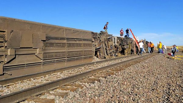 Momen Evakuasi Penumpang Kereta Amtrak yang Anjlok di AS