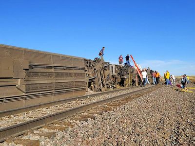 Momen Evakuasi Penumpang Kereta Amtrak yang Anjlok di AS