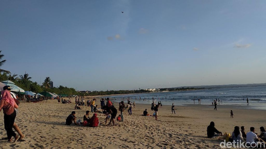 Foto: Pantai Kuta Bali Hidup Lagi, Ramai Diserbu Wisatawan