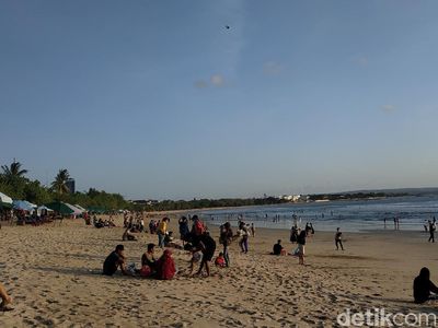 Foto: Pantai Kuta Bali Hidup Lagi, Ramai Diserbu Wisatawan