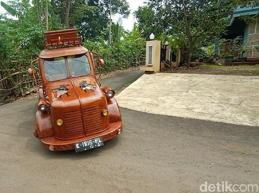 Ciamik! Warga Jepara Sulap Kijang 80-an Jadi Mobil Kayu Jati Ciamik! Warga Jepara Sulap Kijang 80-an Jadi Mobil Kayu Jati