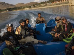 Cerita Petempur Taliban Liburan di Taman Bermain Sambil Tenteng Senjata