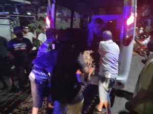 Pria di Makassar Meninggal Usai Jatuh dari Kursi Saat Nyanyi Pria di Makassar Meninggal Usai Jatuh dari Kursi Saat Nyanyi