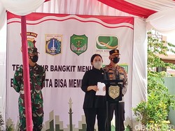 Momen Puan Tak Dikenali Warga Saat Tinjau Vaksinasi di Jakbar