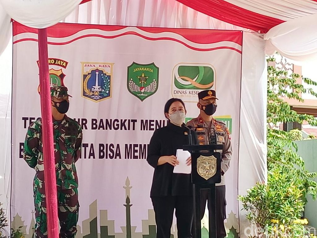 Momen Puan Tak Dikenali Warga Saat Tinjau Vaksinasi di Jakbar Momen Puan Tak Dikenali Warga Saat Tinjau Vaksinasi di Jakbar