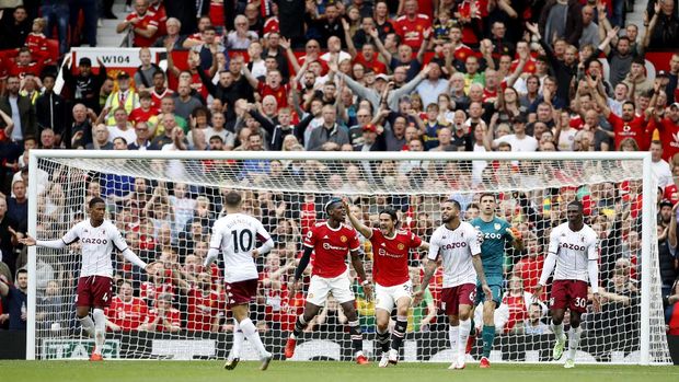 Soccer Football - Premier League - Manchester United v Aston Villa - Old Trafford, Manchester, Britain - September 25, 2021 Manchester United's Paul Pogba and Edinson Cavani appeal for a penalty REUTERS/Phil Noble EDITORIAL USE ONLY. No use with unauthorized audio, video, data, fixture lists, club/league logos or 'live' services. Online in-match use limited to 75 images, no video emulation. No use in betting, games or single club /league/player publications.  Please contact your account representative for further details.
