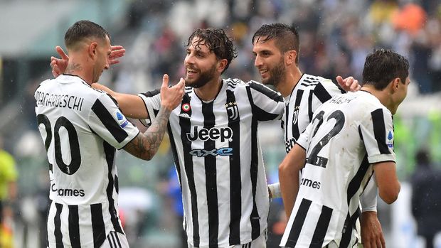SOCCER-ITALY-JUV-SAM/REPORT Soccer Football - Serie A - Juventus v Sampdoria - Allianz Stadium, Turin, Italy - September 26, 2021 Juventus' Manuel Locatelli celebrates scoring their third goal with teammates REUTERS/Massimo Pinca