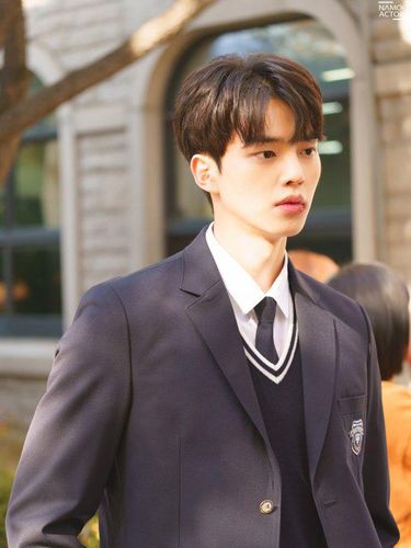 Song Kang dengan seragam SMA di Love Alarm