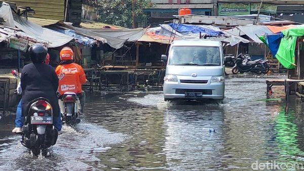 Tak Sampai Sejam Diguyur Hujan, Jalan Sudirman Bandung Tergenang