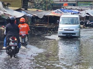 Tak Sampai Sejam Diguyur Hujan, Jalan Sudirman Bandung Tergenang