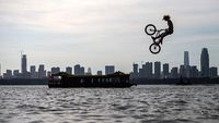 Unik Banget, Warga Wuhan Lompat ke Danau Naik Sepeda-Skuter