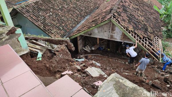 Waduh, Rumah Rusak-Jalan Tertimbun Gegara Longsor di Ciamis