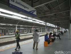 Viral Bocah Tiup Peluit Tirukan Kondektur di Stasiun, KAI: Sangat Bahaya