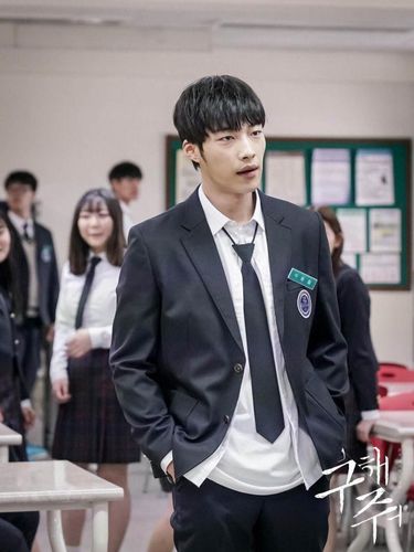 Gaya Woo Do Hwan dengan seragam di drama Save Me