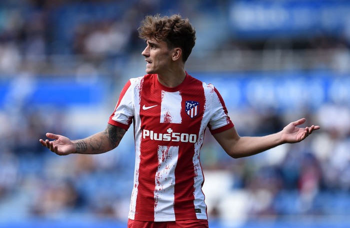 VITORIA-GASTEIZ, SPAIN - SEPTEMBER 25: Antoine Griezmann of Atletico Madrid reacts during the La Liga Santader match between Deportivo Alaves and Club Atletico de Madrid (Photo by Juan Manuel Serrano Arce/Getty Images)