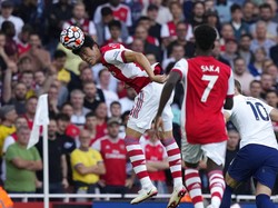 Arsenal sudah bermain agresif sejak menit awal dan tak memberikan Tottenham kesempatan mengembangkan permainan. 