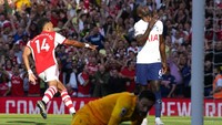 Arsenal mendapat gol keduanya di menit ke-27. Lewat serangan balik cepat, Smith Rowe mendapat bola dari Xhaka dan masuk melalui sisi kiri. Umpan terukur dikirim ke kotak penalti untuk disambar Aubameyang ke pojok gawang. 