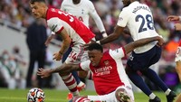 Arsenal benar-benar mendominasi, sementara Tottenham banyak melakukan kesalahan di lini tengah, sehingga bola mudah direbut.
