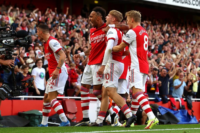 LONDON, ENGLAND - SEPTEMBER 26: Emile Smith Rowe of Arsenal celebrates with Granit Xhaka, Pierre-Emerick Aubameyang and Martin Odegaard after scoring their sides first goal during the Premier League match between Arsenal and Tottenham Hotspur at Emirates Stadium on September 26, 2021 in London, England. (Photo by Clive Rose/Getty Images)