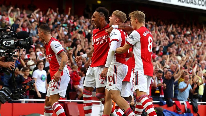 LONDON, ENGLAND - SEPTEMBER 26: Emile Smith Rowe of Arsenal celebrates with Granit Xhaka, Pierre-Emerick Aubameyang and Martin Odegaard after scoring their sides first goal during the Premier League match between Arsenal and Tottenham Hotspur at Emirates Stadium on September 26, 2021 in London, England. (Photo by Clive Rose/Getty Images)