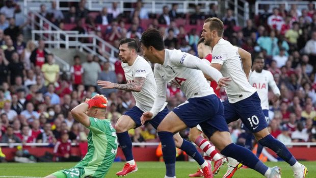 Tottenham's Son Heung-min, center, scores his side's opening goal during the English Premier League soccer match between Arsenal and Tottenham Hotspur at the Emirates stadium in London, Sunday, Sept. 26, 2021. (AP Photo/Frank Augstein)