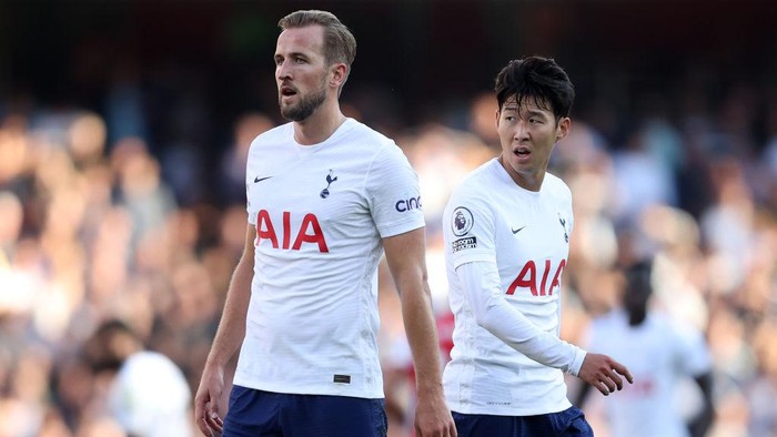 LONDON, ENGLAND - SEPTEMBER 26: Harry Kane and Heung-Min Son of Tottenham Hotspur look on during the Premier League match between Arsenal and Tottenham Hotspur at Emirates Stadium on September 26, 2021 in London, England. (Photo by Julian Finney/Getty Images)