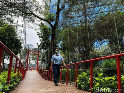 Asrinya Jembatan Gantung di Taman Sumenep