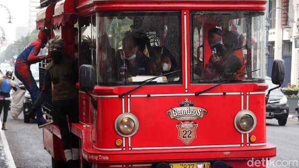 Aturan Diperlonggar, Cosplayer Kembali Beraksi di Jalan Asia Afrika Bandung