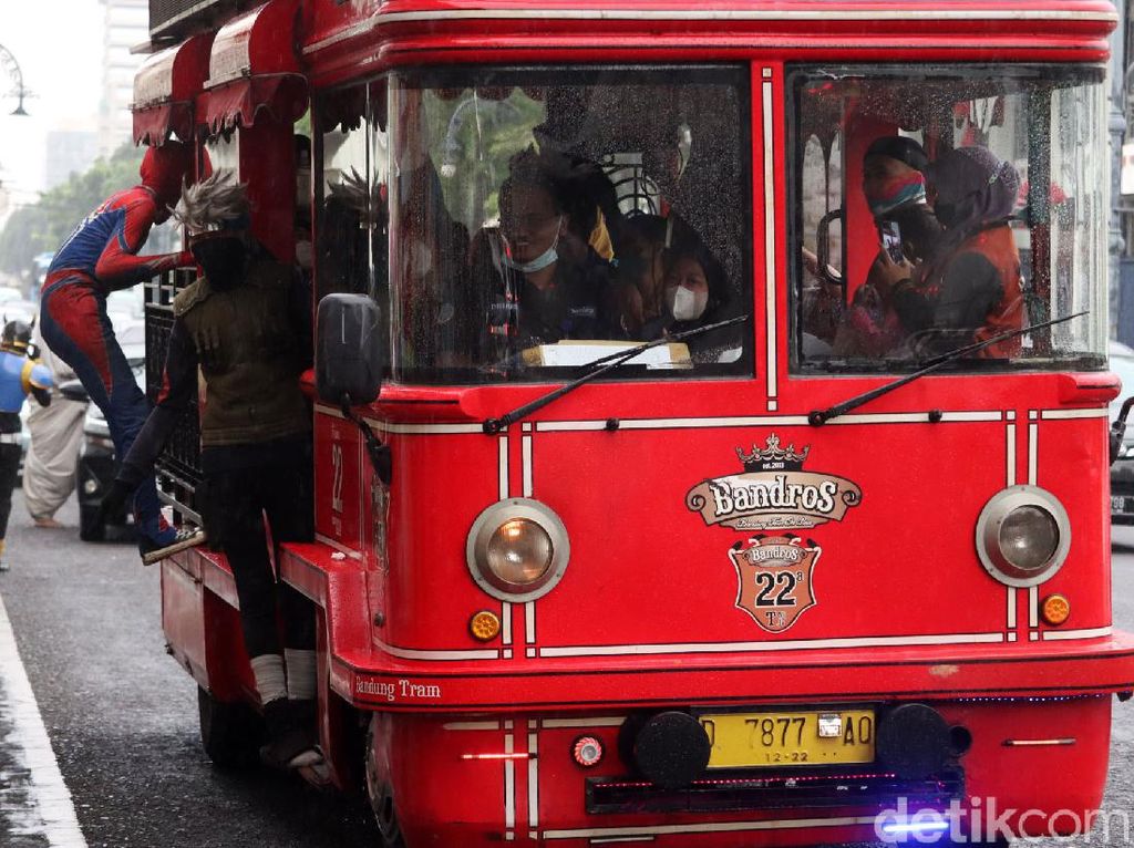 Aturan Diperlonggar, Cosplayer Kembali Beraksi di Jalan Asia Afrika Bandung Aturan Diperlonggar, Cosplayer Kembali Beraksi di Jalan Asia Afrika Bandung