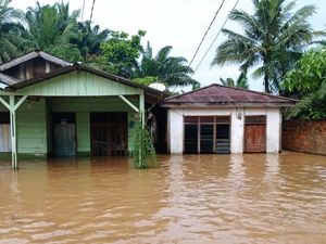8 Kecamatan di Kota Padang Terendam Banjir, 418 Warga Dievakuasi